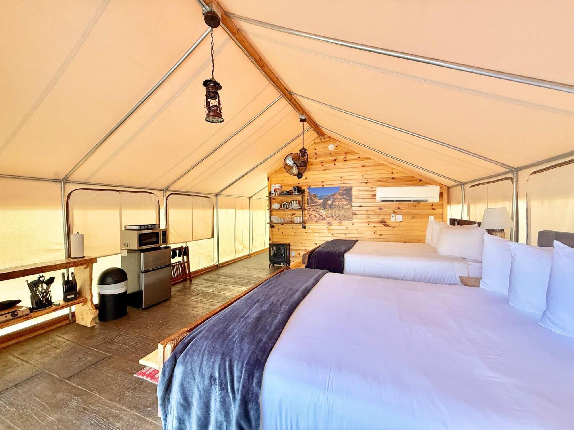 Tente de luxe Glamping Tent #4 With Heat Ac And Private Bath Orderville