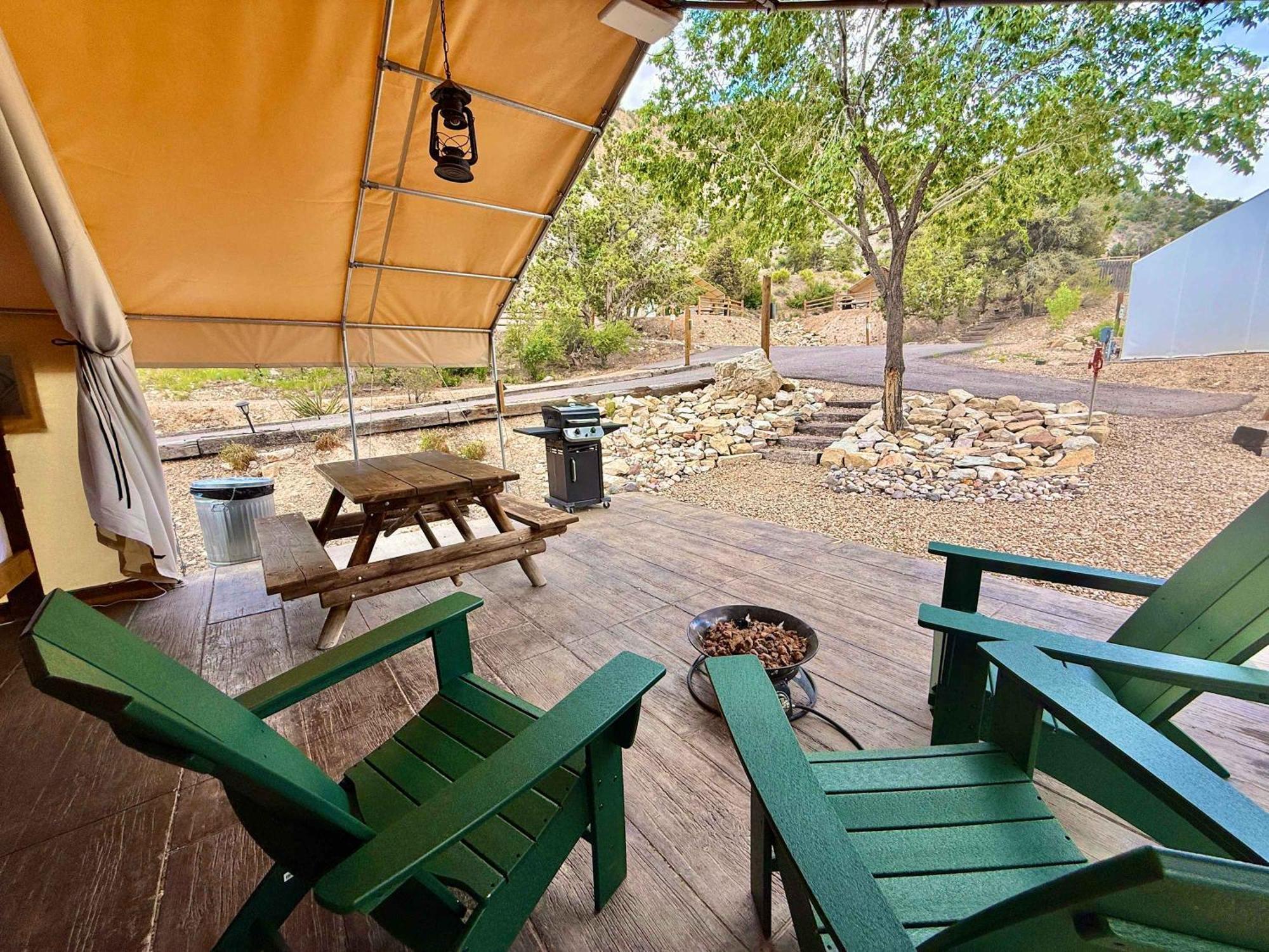 Glamping Tent #4 With Heat Ac And Private Bath Tente de luxe Orderville