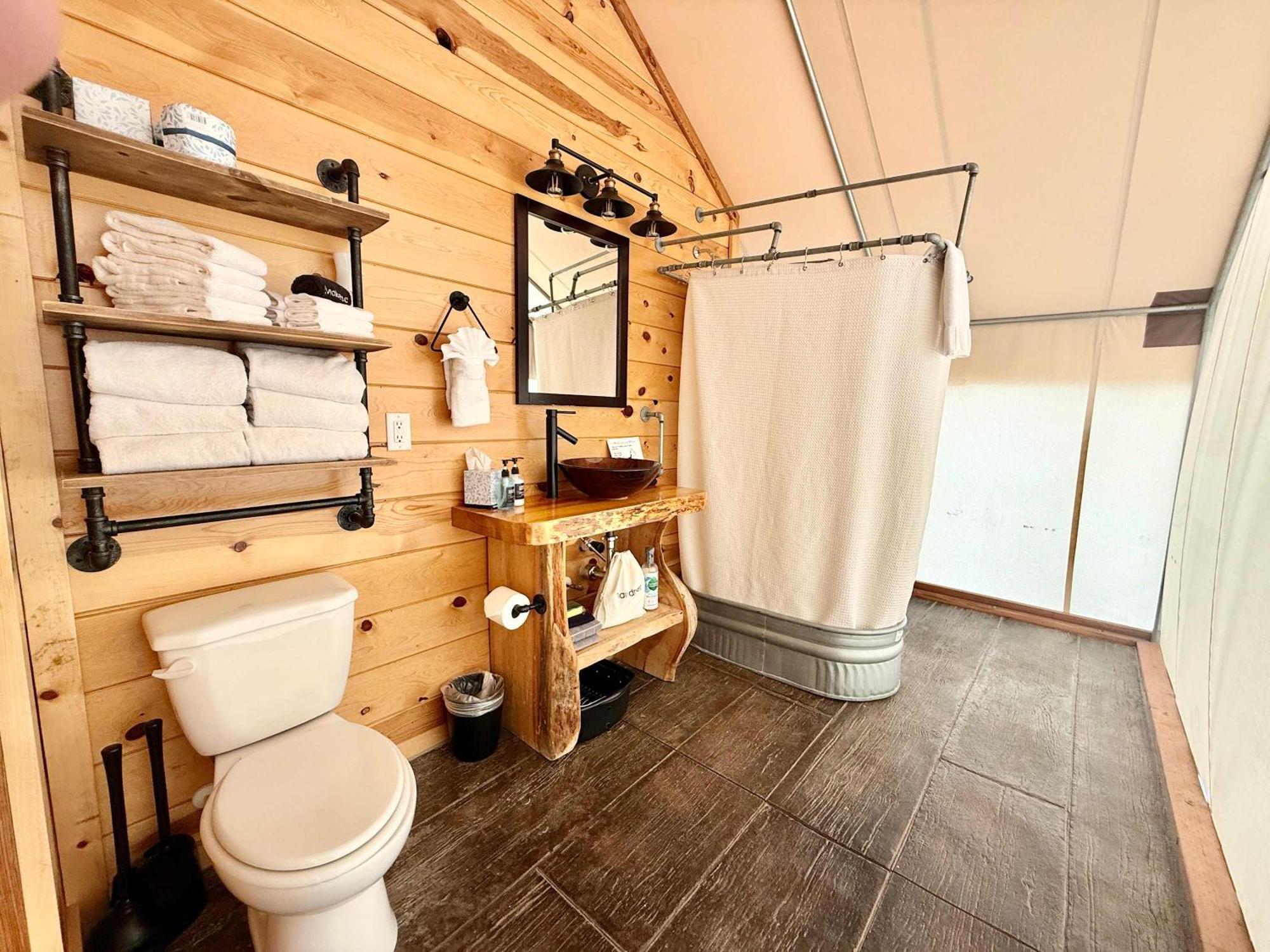 Tente de luxe Glamping Tent #4 With Heat Ac And Private Bath Orderville