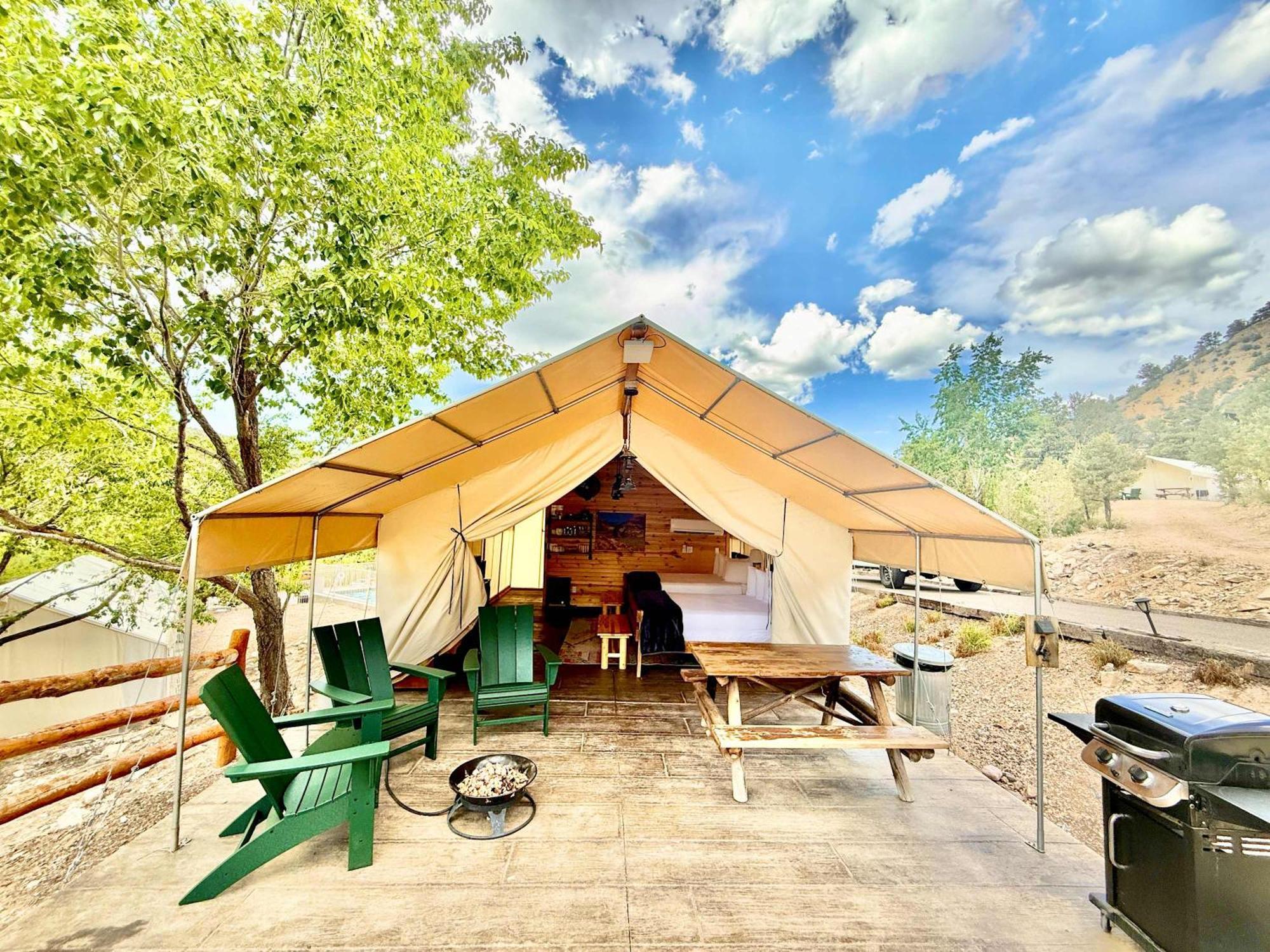 Tente de luxe Glamping Tent #4 With Heat Ac And Private Bath